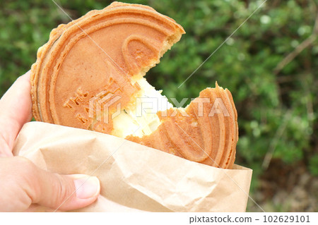 Breaking 10 won bread, showing the cheese inside (Korea) Breaking 10 won bread, showing the cheese inside (Korea) 102629101