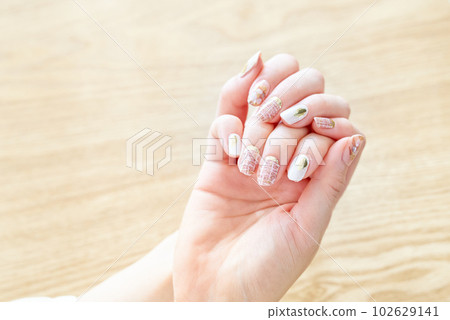 有時髦指甲的女人的手 有時髦指甲的女人的手 102629141