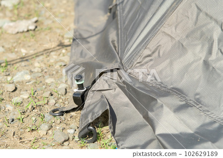 [在中津川河床上露營，帳篷裙的釘子] 102629189