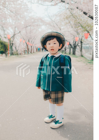 穿著幼兒園衣服的男孩 穿著幼兒園衣服的男孩 102630087