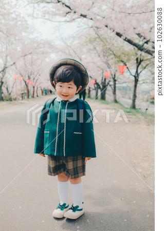 穿著幼兒園衣服的男孩 穿著幼兒園衣服的男孩 102630088