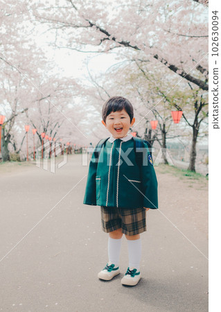 穿著幼兒園衣服的男孩 102630094