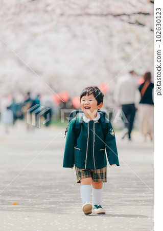 穿著幼兒園衣服的男孩 102630123