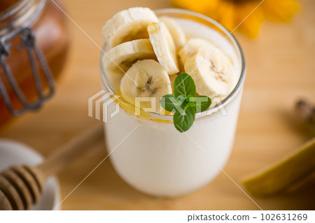 Sweet homemade yogurt with bananas and honey 102631269