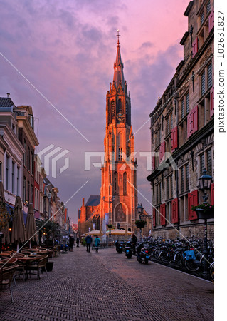 Delft, Netherlands - May 12, 2017: Nieuwe Kerk New Church protestant church on Delft Market Square Markt with dramatic sky on sunset. Delft, Netherlands 102631827
