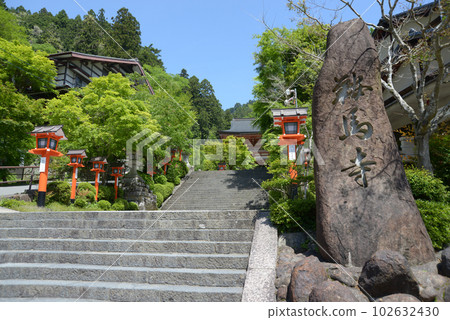 京都市左京區綠意盎然的鞍馬寺院內入口處的石碑 102632430