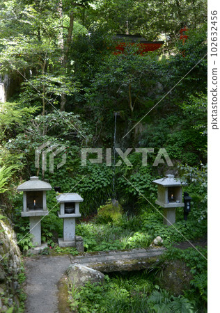 京都左京區綠意盎然的鞍馬寺瀧水 京都左京區綠意盎然的鞍馬寺瀧水 102632456