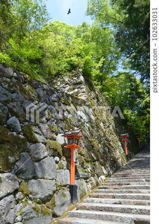 京都市左京區參道上青翠的鞍馬寺石牆 京都市左京區參道上青翠的鞍馬寺石牆 102633031