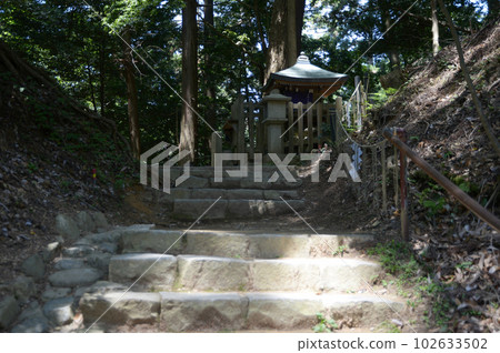 青翠的鞍馬寺，義經的身高比較石，京都市左京區 102633502
