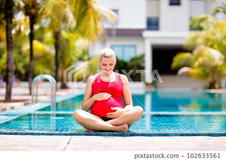 Pregnant woman in swimming pool. Healthy pregnancy 102633561