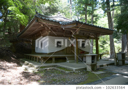 翠綠的鞍馬寺總乘穀不動堂(京都市左京區) 翠綠的鞍馬寺總乘穀不動堂(京都市左京區) 102633564