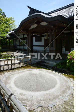 The fresh greenery of Kurama-dera Temple, the white sands of the Honbo garden, Sakyo Ward, Kyoto City The fresh greenery of Kurama-dera Temple, the white sands of the Honbo garden, Sakyo Ward, Kyoto City 102633572