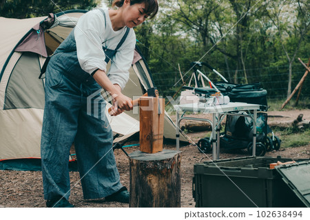 在女子單人營地砍柴 102638494