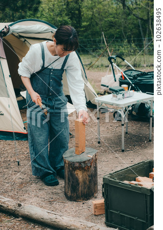 在女子單人營地砍柴 102638495