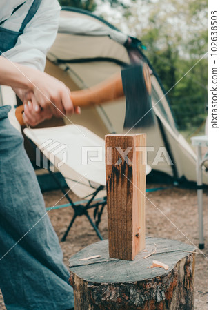 在女子單人營地砍柴 102638503