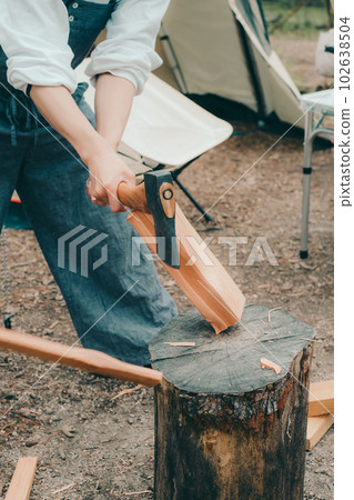 在女子單人營地砍柴 102638504