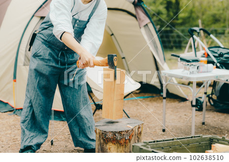 在女子單人營地砍柴 在女子單人營地砍柴 102638510