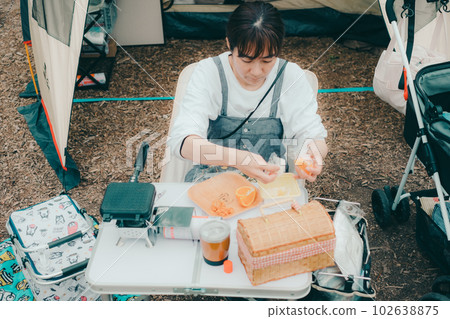 Brew coffee at women's solo camp 102638875