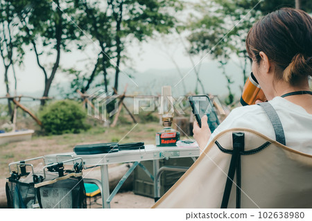 在女子單人訓練營中觸摸智能手機 102638980