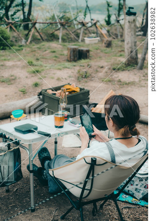 在女子單人訓練營中觸摸智能手機 102638982