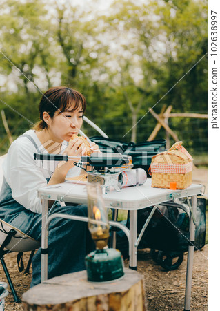 Eating hot sandwiches at the women's solo camp 102638997