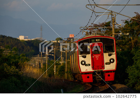 向夕陽奔跑的JR九州815系交流電車 向夕陽奔跑的JR九州815系交流電車 102642775