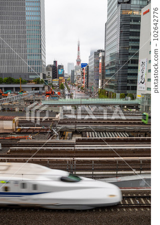 在東京鐵塔側身行駛的“東海道新幹線N700S系列” 在東京鐵塔側身行駛的“東海道新幹線N700S系列” 102642776