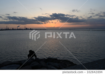 (Seascape) Evening view of Kisarazu, Tokyo Bay Shadows playing on the shore 102642894