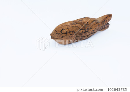 A lord frog that moves easily on the back of a fish 102643785