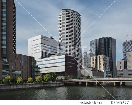 Tamae Bridge over the Dojima River seen from the Nakanoshima Promenade 102645277