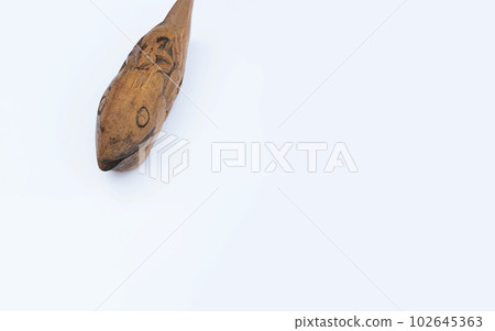 A lord frog that moves easily on the back of a fish 102645363