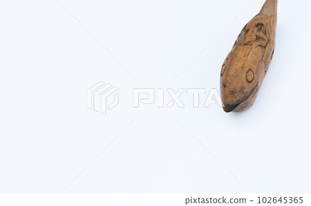 A lord frog that moves easily on the back of a fish 102645365