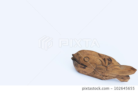 A lord frog that moves easily on the back of a fish A lord frog that moves easily on the back of a fish 102645655