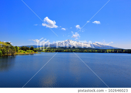 新年大谷池和鳥海山 新年大谷池和鳥海山 102646023
