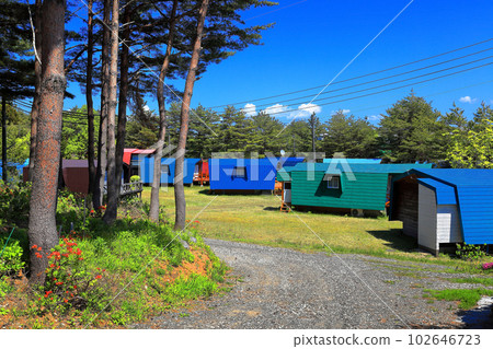 Oyachi 池塘新鮮綠色和小屋 102646723