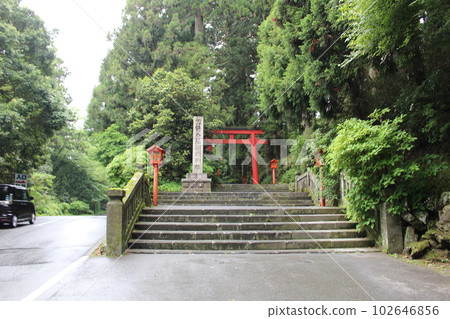 One corner of a shrine 102646856
