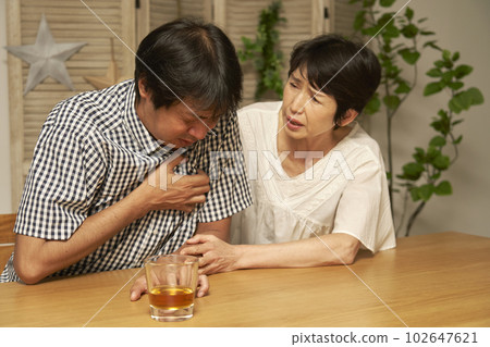 家中胸痛的中年男子 家中胸痛的中年男子 102647621