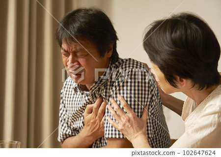 家中胸痛的中年男子 102647624