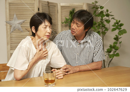 家中胸痛的中年婦女 102647629