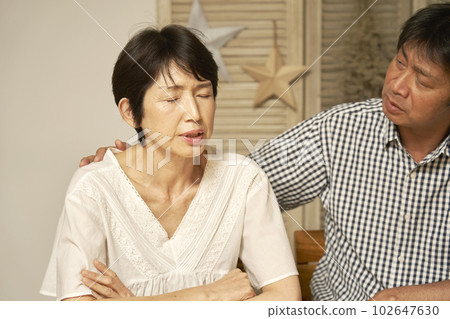 在家抑鬱的中年婦女 102647630