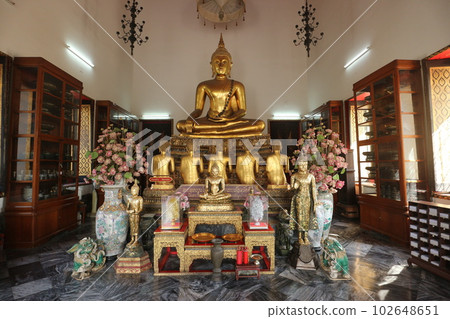 Thai Buddha statues facing each other 102648651