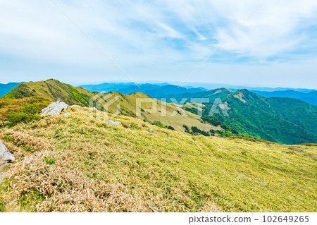 春季攀登伊與富士山、寒風山、嵯峨峰（從笹峰山頂眺望贔嵬峰、嵯峨峰） 102649265
