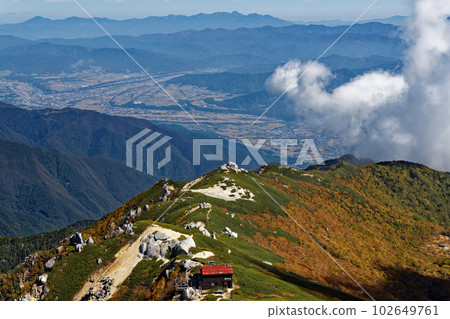 從中央阿爾卑斯山歌嶽山頂看到的池山嶺和八岳連峰秋色 102649761