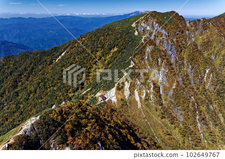 View of Kisodonokoshi and autumn leaves mountain range from climbing Mt. 102649767