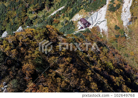 The ridgeline of autumn leaves and Kisodonogoshi seen from climbing Mt. Utsugidake in the Central Alps 102649768