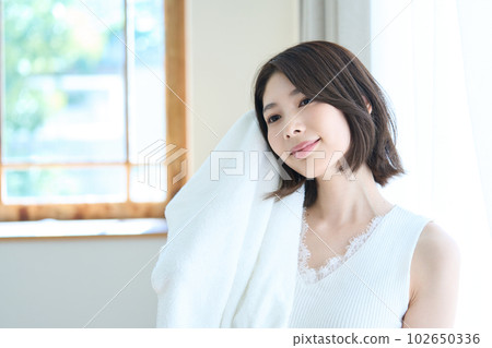 woman using bath towel woman using bath towel 102650336