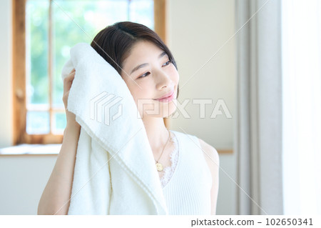 使用浴巾的女人 102650341