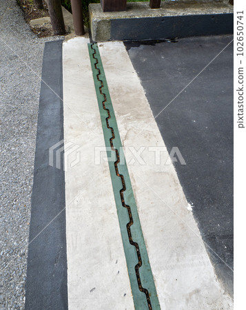 Expansion devices installed at both ends of road bridges [Devices that fill gaps (gaps) that correspond to expansion and contraction of bridge girders due to changes in temperature, etc.] 102650741
