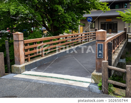 Expansion devices installed at both ends of road bridges [Devices that fill gaps (gaps) that correspond to expansion and contraction of bridge girders due to changes in temperature, etc.] 102650744