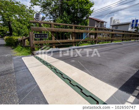安裝在公路橋樑兩端的膨脹裝置[填充間隙（空間）的裝置，對應於由於溫度變化等引起的橋樑膨脹和收縮的間隙（空間）] 102650747